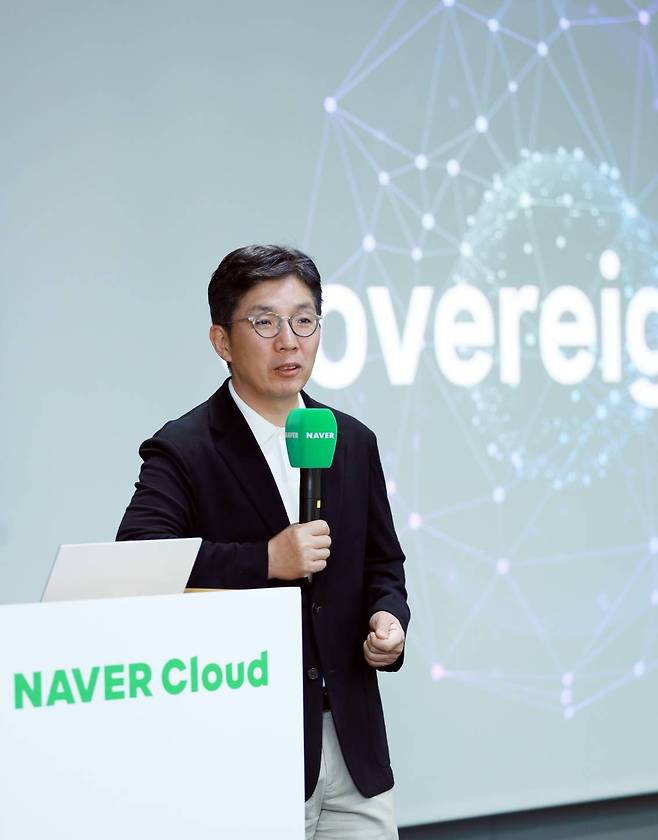 김유원 네이버클라우드 대표가 23일 서울 강남구 네이버스퀘어에서 열린 기자간담회에서 네이버의 소버린 인공지능(AI) 전략에 대해 설명하고 있다. 네이버클라우드 제공
