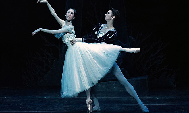 유니버설발레단 <지젤>에서 지젤 역을 맡은 홍향기와 알브레히트 역을 맡은 전민철. 유니버설발레단 제공