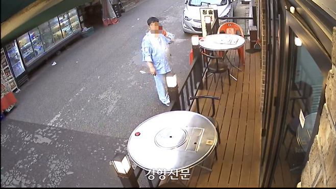 지난 22일 서울 강북구 미아역 인근에서 흉기를 휘둘러 살인 혐의로 체포된 30대 남성 A씨가 사건 현장 인근 폐쇄회로(CC)TV에 찍힌 모습. 독자 제공