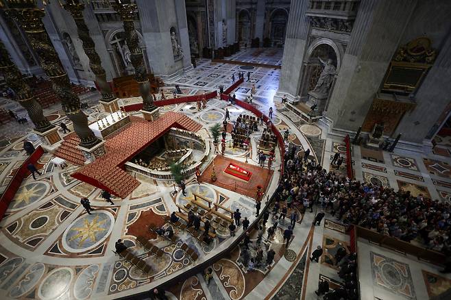 프란치스코 교황에 건네는 마지막 인사 23일(현지시간) 프란치스코 교황의 시신이 안치된 로마 바티칸 성 베드로 대성당에 일반 신자들이 조문을 하기 위해 줄을 서 있다. 로이터연합뉴스