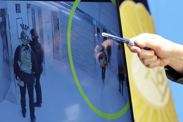 더불어민주당 소속 ‘윤석열 정부의 비상계엄 선포를 통한 내란 혐의 진상규명 국정조사특별위원회’ 위원들이 지난 2월 16일 서울 여의도 국회 소통관에서 비상계엄 당시 계엄군의 국회 단전 조치 모습이 담긴 CCTV 영상을 공개하고 있다. 연합뉴스