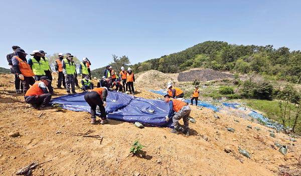 부산시와 해운대구가 명장공원 공사 현장서 안전 조치를 하고 있다.  해운대구 제공