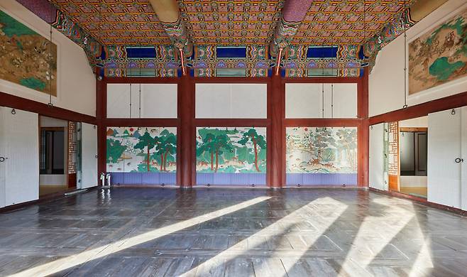 Wall painitings at Gyotaejeon, the Joseon queen’s sleeping chamber, at Gyeongbokgung in Seoul (Korea Heritage Service)