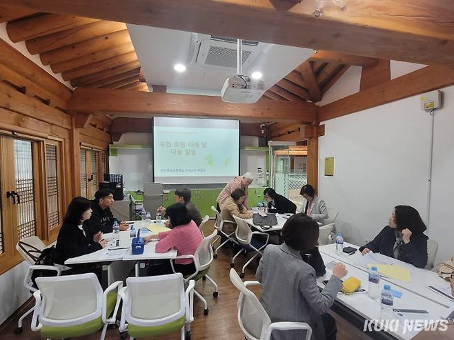 충남교육청은 지난 22일 공주 청년센터 세미나실에서 초등 수석교사들의 수업 나눔 현장 적용력을 높이고, 학생 중심 수업 실현을 위한 배움자리를 개최했다.&nbsp;