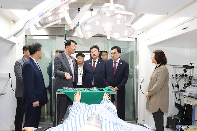주낙영 시장(오른쪽 두 번째)이 이동형 병원 운영 시스템을 점검하고 있다. 경주시 제공
