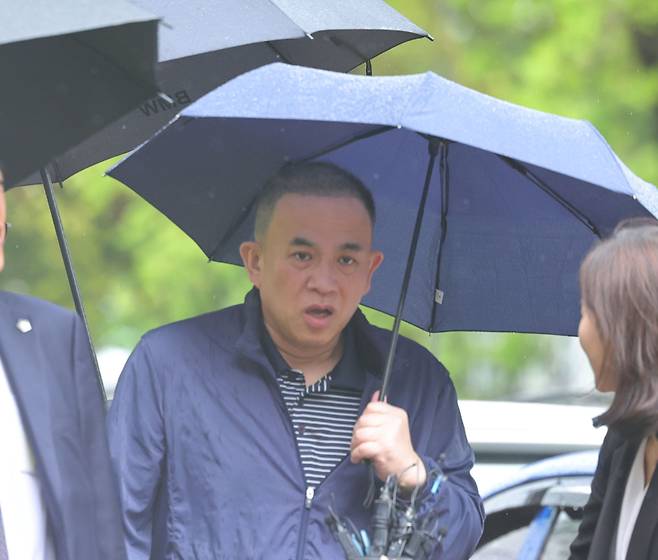 지난해 정치자금법 위반 혐의로 구속됐다가 최근 보석으로 풀려난 ‘정치 브로커’ 명태균 씨가 22일 경남 창원시 창원지방법원에서 열린 공판에 출석하고 있다. 연합뉴스
