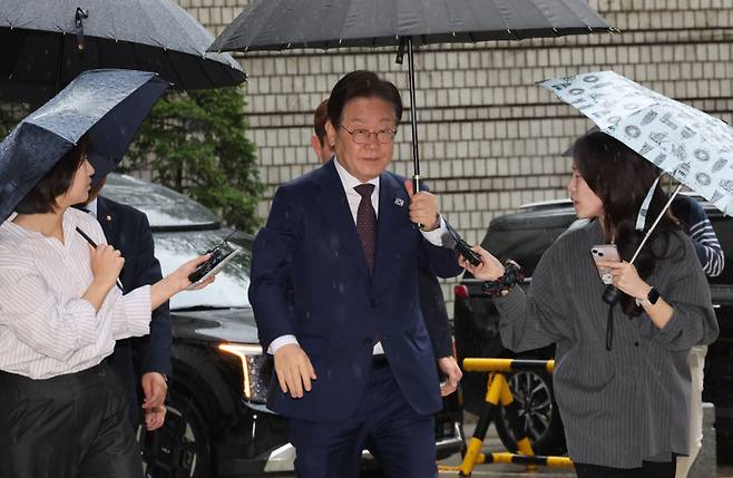 더불어민주당 이재명 대선 경선 후보가 22일 서울 서초구 서울중앙지법에서 열린 '대장동 배임·성남FC 뇌물' 1심 속행 공판에 출석하고 있다. 연합뉴스