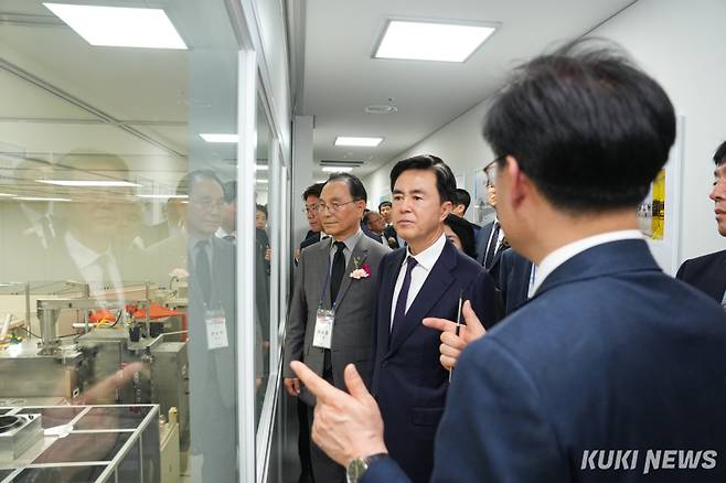 김태흠 지사가 디스플레이 혁신공정센터를 살펴보고 있다.