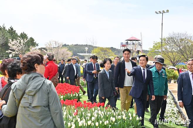 김태흠 충남지사가 23일 태안 코리아플라워파크에서 ‘2026 태안국제원예치유박람회' 준비상황을 점검하고 있다.&nbsp;