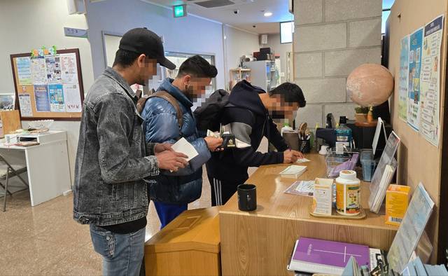 경기도 포천의 하랑센터에 한국어 수업을 들으러 온 외국인 노동자들이 이달 초 영남 산불 이재민을 위한 모금에 참여하고 있다. 하랑센터 제공