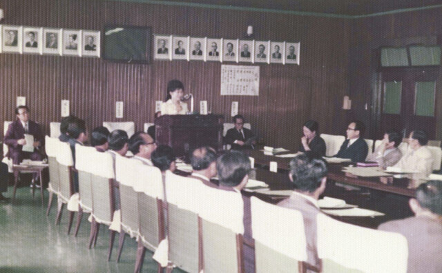 박근혜 전 대통령이 1975년 대한구국선교단 출범에 앞서 기독교 단체장들에게 인사하고 있다. 강 목사 제공