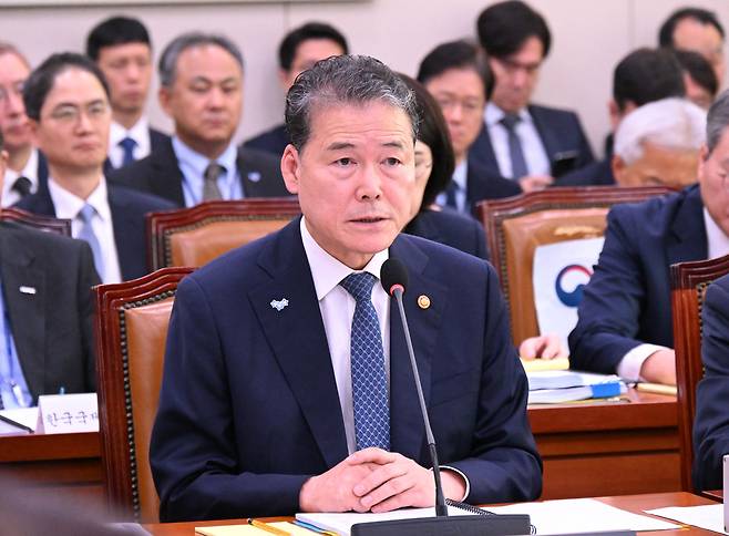 김영호 통일부장관이 지난해 10월 24일 국회에서 열린 외교통일위원회 국정감사에서 의원의 질의에 답하고 있다. 이병주 기자