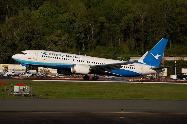 미중 무역전쟁이 격화되는 가운데 중국 샤먼항공이 반송한 두 번째 보잉 여객기 737MAX8이 22일 미국 워싱턴주 시애틀의 보잉 공장 활주로에 착륙하고 있다. 로이터연합뉴스