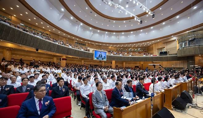 지난 20일 전주바울교회에서 열린 전주시기독교연합회 부활절 연합예배에서 목회자와 성도 등이  찬송을 부르고 있다.  전주시기독교연합회 제공