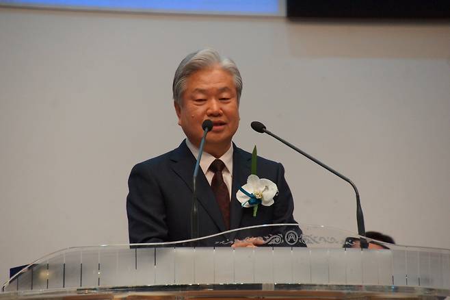 이상일 고려학원 제31대 신임 이사장이 23일 부산 고신대에서 열린 취임식에서 취임사를 하고 있다. 그는 “하나님의 영광과 뜻에 따라 역사를 이루어 낼 것을 기대한다”고 말했다.