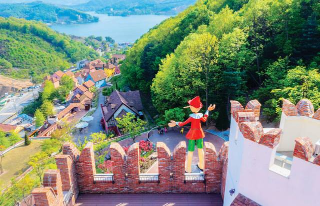 다음 달 1일부터 6월 29일까지 ‘제13회 유럽동화나라축제-피노키오와 어린왕자의 세계로의 여행’이 개최되는 경기도 가평의 쁘띠프랑스&이탈리아마을 전경. 쁘띠프랑스 제공