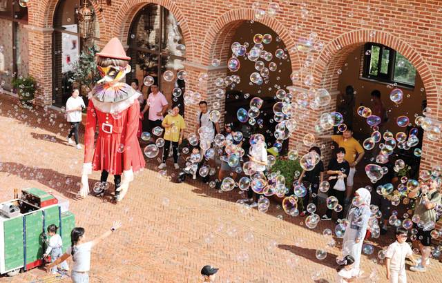 이탈리아마을 비눗방울 체험. 쁘띠프랑스 제공