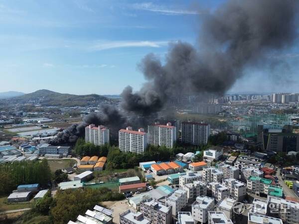 23일 오후 고양시 일산서구 덕이동 한 공장에서 화재가 발생, 연기가 치솟고 있다. 조주현기자