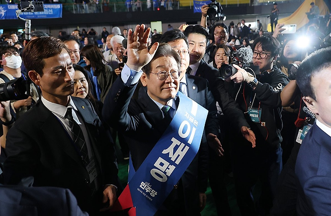 더불어민주당 이재명 대선 경선 후보가 19일 오후 충북 청주체육관에서 열린 '제21대 대통령선거 후보자 선출을 위한 충청권 합동연설회'에서 경선 결과 발표를 들은 뒤 인사하고 있다. / 사진 = 연합뉴스