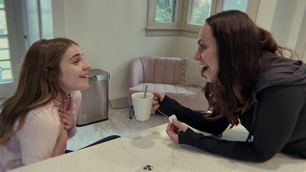 ▲ 파이퍼 로켈(왼쪽)과 티퍼니 스미스.사진=넷플릭스 홈페이지 갈무리.