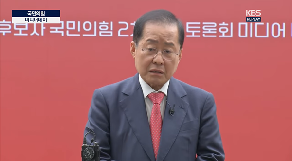 ▲홍준표 국민의힘 대선 경선 후보가 23일 2차 경선 미디어데이에서 1대1 맞수토론 상대를 지명하는 행사를 마친 뒤 안철수 후보가 자신을 지명해줬으면 했다며 만만하니까라고 비난하고 있다. 사진=KBS 영상 갈무리