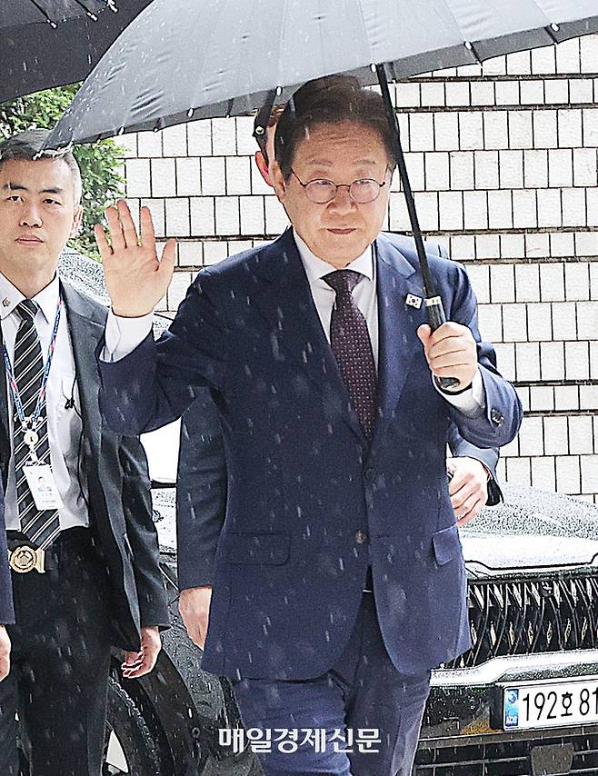 더불어민주당 이재명 대선 경선 후보가 22일 서울 서초구 서울중앙지법에서 열린 ‘대장동 배임·성남FC 뇌물’ 1심 속행 공판에 출석하고 있다. [이충우기자]