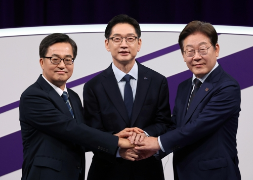 더불어민주당 대선 경선 주자인 이재명(오른쪽부터)·김경수·김동연 후보가 지난 18일 서울 마포구 상암동 MBC에서 첫 TV토론회를 시작하기에 앞서 손을 잡고 기념촬영을 했다. [사진 = 국회사진기자단]
