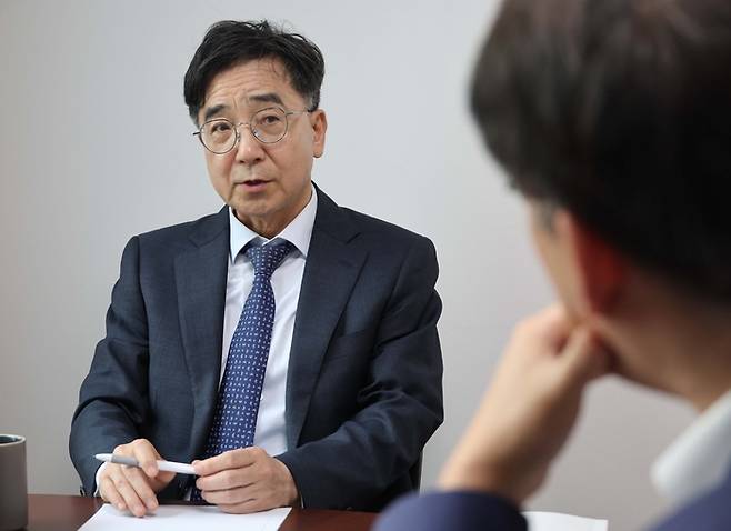 유종일 성장과통합 대표가 지난 16일 여의도의 한 사무실에서 매일경제와 인터뷰하고 있다. [한주형 기자]