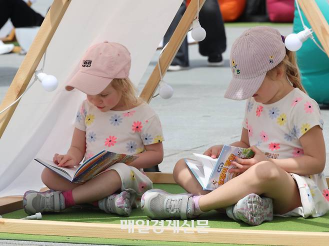 봄을 맞아 광화문, 청계천 등지에서 서울 야외 도서관이 개장한 가운데 광화문 광장을 찾은 시민들과 관광객들이 책을 보며 휴식을 취하고 있다.

올해로 4년 차를 맞이하는 서울 야외 도서관은, 광화문광장 ‘광화문 책 마당’, 청계천 ‘책 읽는 맑은 냇가’는 23일 개장하고, 서울광장 ‘책 읽는 서울광장’은 어린이날을 맞아 5월 3일 문을 연다. 서울 야외 도서관 세 곳 모두 금, 토, 일 주 3일제로 운영한다. 4~6월, 9~11월 초로 나눠 운영된다. 2025.04.23[이충우 기자]