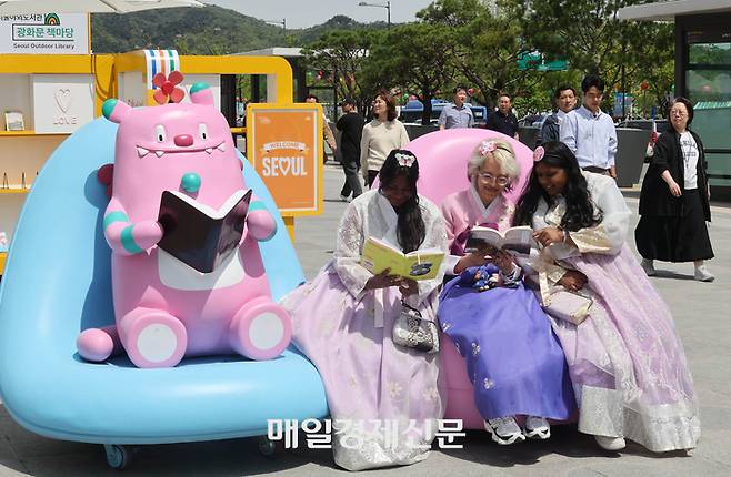 봄을 맞아 광화문, 청계천 등지에서 서울 야외 도서관이 개장한 가운데 광화문 광장을 찾은 시민들과 관광객들이 책을 보며 휴식을 취하고 있다.

올해로 4년 차를 맞이하는 서울 야외 도서관은, 광화문광장 ‘광화문 책 마당’, 청계천 ‘책 읽는 맑은 냇가’는 23일 개장하고, 서울광장 ‘책 읽는 서울광장’은 어린이날을 맞아 5월 3일 문을 연다. 서울 야외 도서관 세 곳 모두 금, 토, 일 주 3일제로 운영한다. 4~6월, 9~11월 초로 나눠 운영된다. 2025.04.23[이충우 기자]