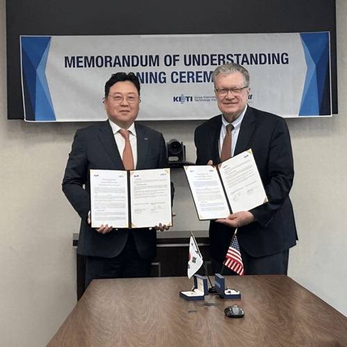 신희동 KETI 원장(왼쪽)과 월터 다우닝 SwRI 최고운영책임자. 한국전자기술연구원