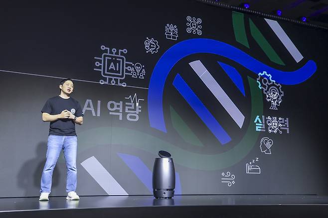 최성환 SK네트웍스 사장 겸 나무엑스 총괄 어드바이저가 23일 서울 워커힐 호텔에서 열린 쇼케이스에서 웰니스 로봇 ‘나무엑스’를 소개하고 있다 . 나무엑스는 이동형 공기청정기능과 비대면 신체정보 측정 서비스, 대화형 서비스 기능을 갖췄다. <SK네트웍스>