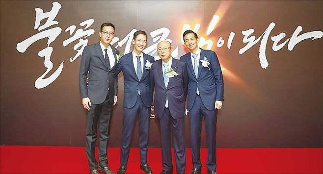 한화그룹 승계 작업이 꼬이고 있다. 지분 증여로 1단계 작업은 마쳤지만 경영 능력 검증, 재원 마련 등 해결해야 할 과제가 산적하다. 사진은 현암 김종회 탄생 100주년 행사에서 모인 김승연 회장과 3형제. 왼쪽부터 김동선 한화호텔앤드리조트 부사장, 김동원 한화생명 사장, 김승연 한화그룹 회장, 김동관 한화그룹 부회장. (한화그룹 제공)