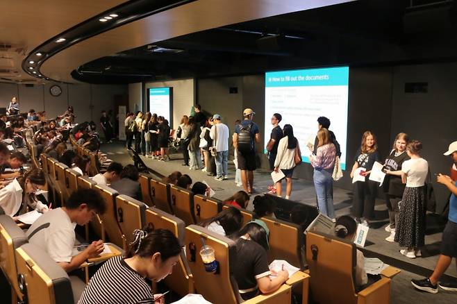 외국인 유학생들이 하이어다이버시티를 통해 하나은행에서 계좌를 개설하고 있다./사진=하이어다이버시티