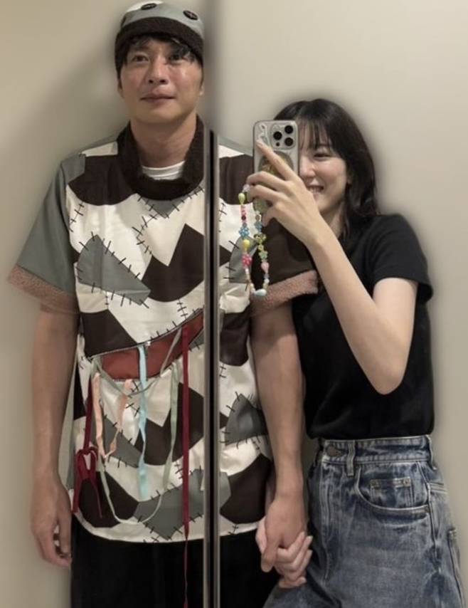 나가노 메이가 유부남인 다나케 케이와 나란히 서서 손잡고 찍은 사진이 공개돼 파문이 일고 있다. /사진=X(옛 트위터) 갈무리