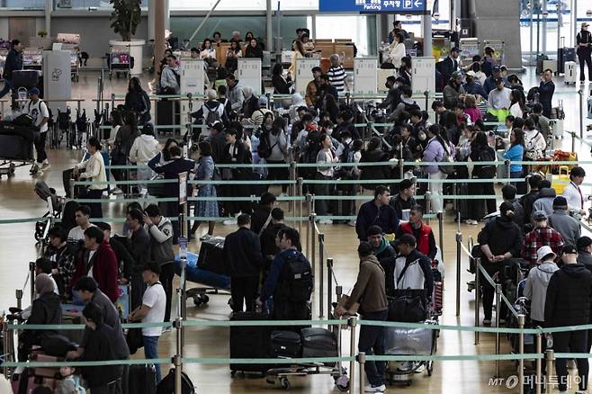 [인천공항=뉴시스] 김근수 기자 = 17일 인천국제공항 제1여객터미널 출국장이 여행객들로 붐비고 있다.  인천국제공항공사는 올해 인천공항 1분기 여객은 1860만명, 운항은 10만5817회로 집계됐다. 이는 2019년 1분기 대비 각각 3.9%, 6.3% 증가했다. 특히 중국 노선 여객은 지난해 11월 한시적 비자 면제 조치에 힘입어 전년 대비 24.1%가 증가(214만명→266만명)했다. 2025.04.17. ks@newsis.com /사진=김근수