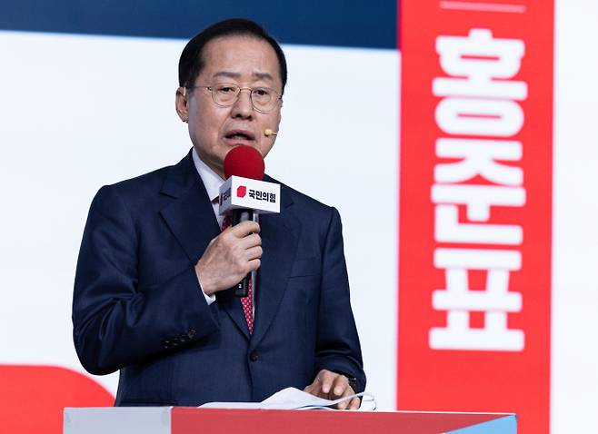 홍준표 국민의힘 대선 경선후보가 매머드급 '오일(5·1)캠프'를 출범시키고 홍준표 국민의힘 경선 후보가  18일 오후 서울 강서구 ASSA아트홀에서 열린 국민의힘 '제21대 대통령후보자 1차 경선 비전대회'에서 비전을 발표하고 있다. /사진=국회사진기자단