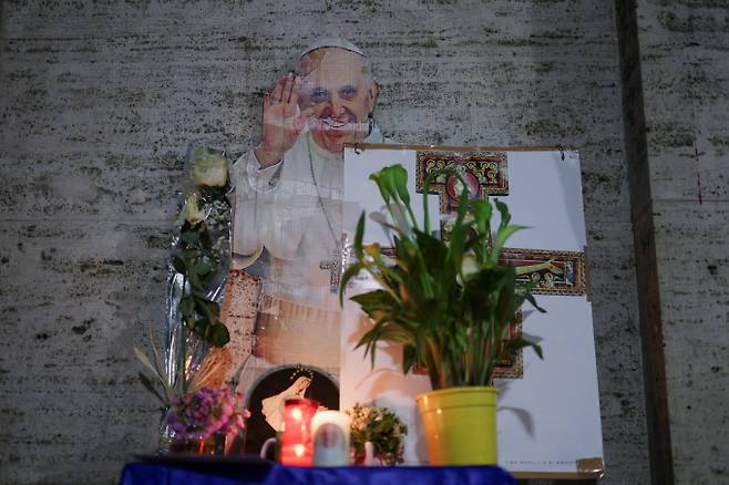 16세기 점성가 노스트라다무스의 예언집이 프란치스코 교황의 선종을 예측해 재조명 받고 있다. 사진은 23일(현지시각) 바티칸 로마 성 베드로 광장 근처에 세워진 임시 추모 공간의 모습. /사진=로이터