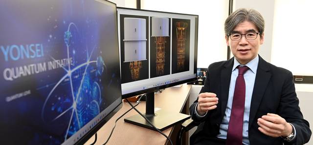 정재호 연세대 양자사업단장이 지난달 24일 서울 서대문구 연세대 신촌캠퍼스 연세사이언스파크 추진본부에서 양자컴퓨터 등에 대해 설명하고 있다.  곽성호 기자