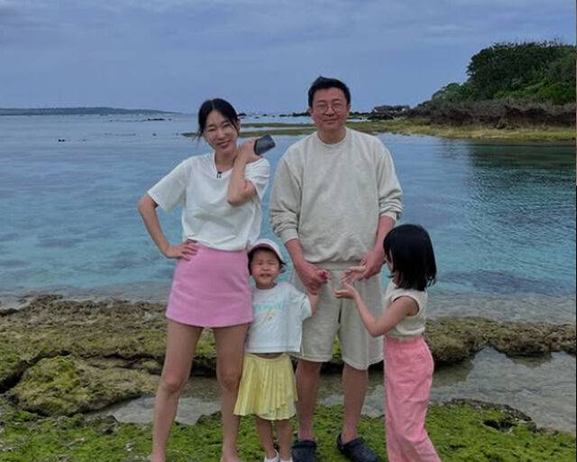 이지혜가 오키나와에서 찍은 가족사진을 올렸지만 제주도 같다는 평을 듣고 있다. / 이지혜 소셜미디어 캡처