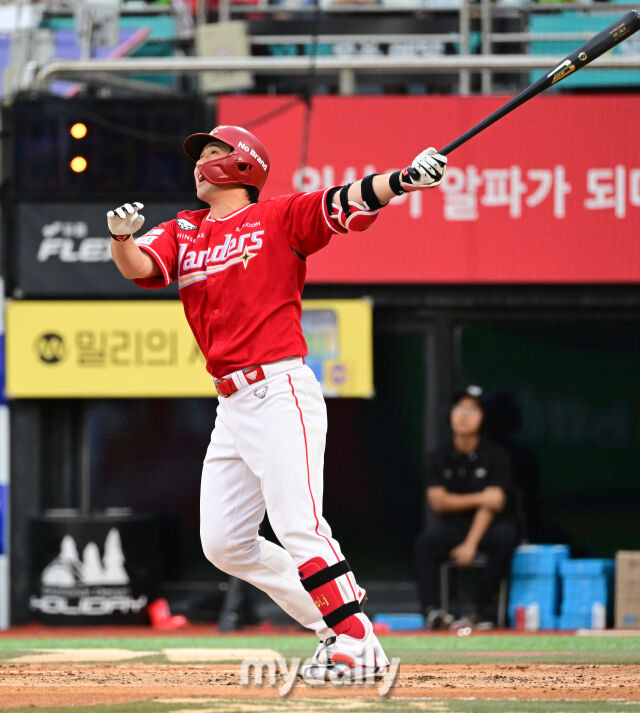 2024년 9월 21일 경기도 수원 KT위즈파크에서 '2024 신한 SOL Bank KBO리그, SSG 랜더스와 KT 위즈의 경기가 열렸다. SSG 최정이 타격하고 있다./마이데일리