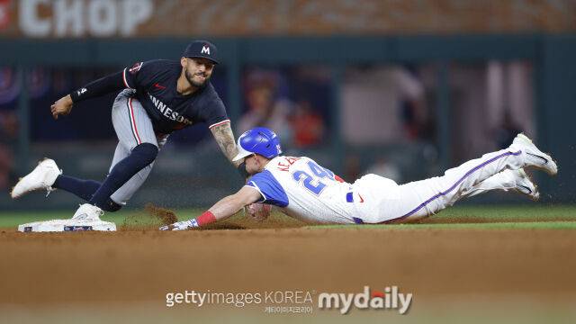 홈런성 타구를 바라보다 2루에서 아웃이 되고 있는 애틀란타 브레이브스 제러드 켈닉./게티이미지코리아