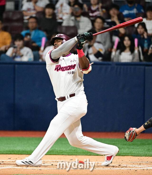 2025년 4월 22일 오후 서울 고척스카이돔에 진행된 '2025 신한 SOL뱅크 KBO 리그' 두산 베어스와 키움 히어로즈의 경기. 키움 푸이그가 2회말 선두타자로 나와 헛스윙 삼진을 당하고 있다./고척=유진형 기자 zolong@mydaily.co.kr