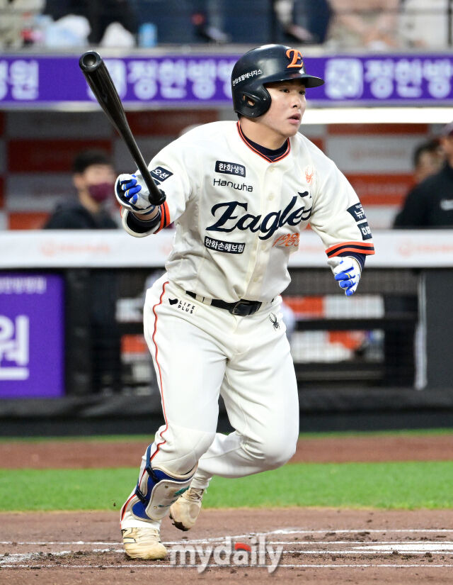 2025년 4월 11일 오후 대전 한화생명 볼파크에서 진행된 '2025 신한 SOL뱅크 KBO 리그' 키움 히어로즈와 한화 이글스의 경기. 한화 문현빈이 1회말 1사 2루서 1타점 적시타를 치고 있다./마이데일리
