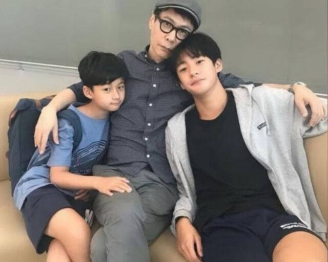 윤상의 아들 앤톤이 아이돌로 데뷔한 가운데 둘째 아들도 주목을 받고 있다. / 온라인 커뮤니티 캡처