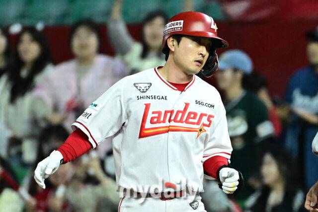 17일 인천 SSG랜더스필드에서 열린 '2025 신한 SOL BANK KBO리그' 한화 이글스와 SSG랜더스 경기. SSG 김성현이 6회말 1사 1루에 안타를 치고 1루로 진루했다./마이데일리