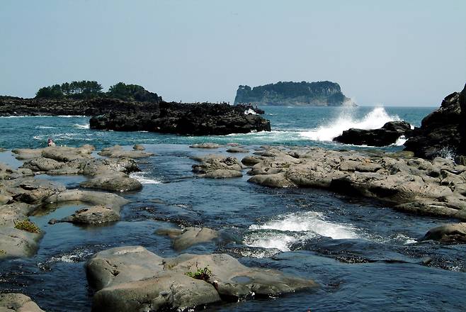 강정해변과 연결되는 강정천