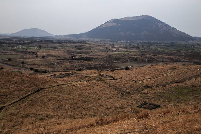 용눈이 오름에서 본 다랑쉬 오름