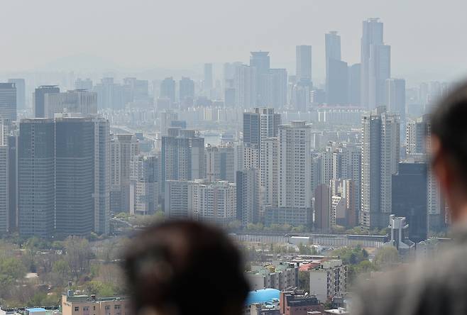 서울 남산에서 바라본 시내 아파트 단지의 모습. [연합]