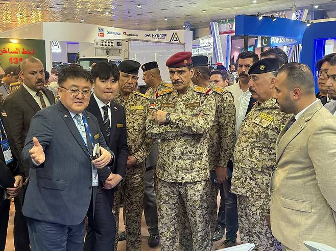 지난 19~22일(현지시간) 이라크 바그다드에서 ‘IQDEX 2025’가 열렸다. 전시회에 참가한 한국항공우주산업(KAI) 부스를 찾은 이라크 합동참모총장. [KAI 제공]